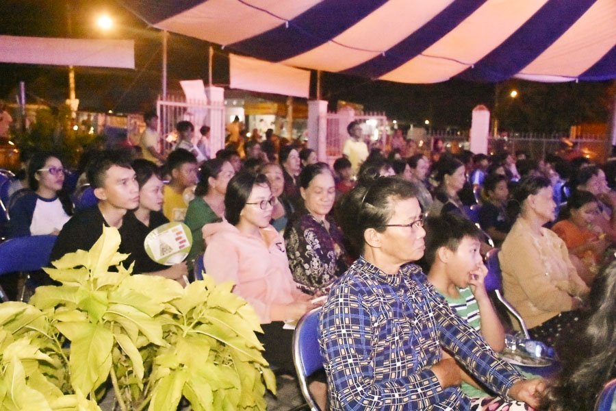 Khoảng 300 người dân xã Long Sơn tham gia chương trình.