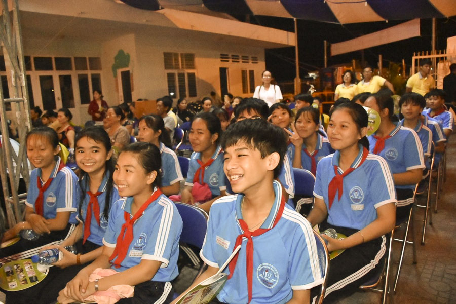Các em học sinh Trường THCS Bạch Đằng xã Long Sơn tham dự chương trình truyền thông.