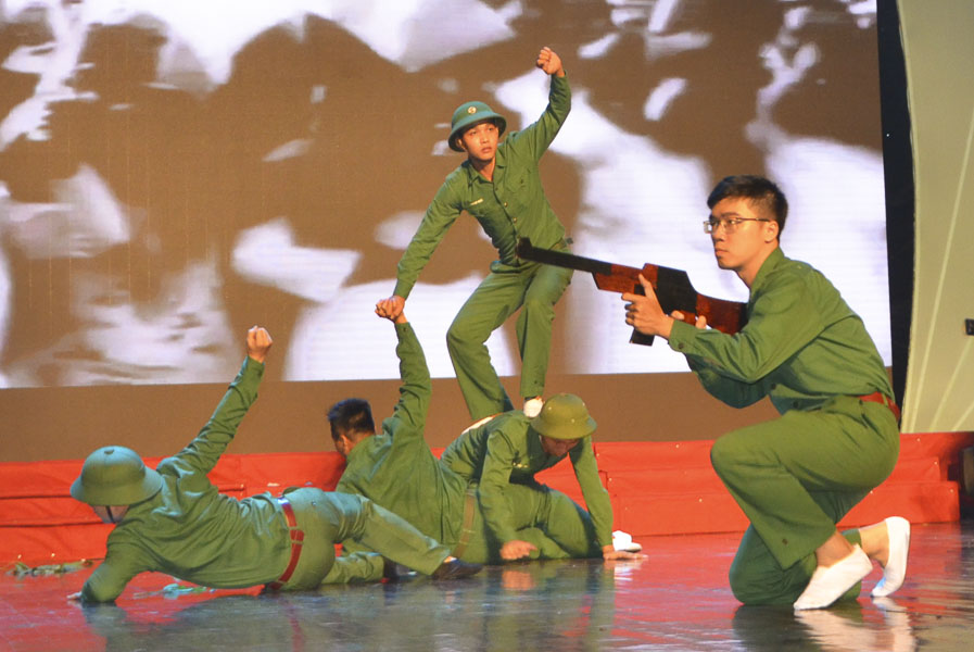 Tiết mục sân khấu hóa của đội Đảng bộ  TP.Vũng Tàu tái hiện chiến thắng Điện Biên Phủ.