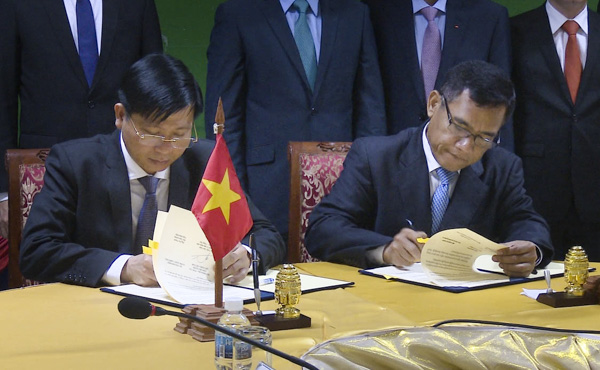 Ông Trần Văn Tuấn, Phó Chủ tịch UBND tỉnh ký kết biên bản ghi nhớ hợp tác giữa tỉnh BR-VT với tỉnh Siêm Riệp.