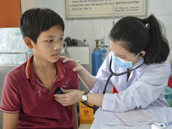 Bác sĩ Bệnh viện Nhi đồng 2 (TP. Hồ Chí Minh) khám bệnh cho trẻ em có hoàn cảnh khó khăn trên địa bàn xã Láng Lớn (huyện Châu Đức).