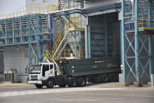 Nhà máy xử lý bụi lò thép Zinc Oxide tại KCN chuyên sâu Phú Mỹ 3, vốn đầu tư của Hàn Quốc là một trong những dự án sử dụng công nghệ hiện đại. Ảnh: THÀNH HUY