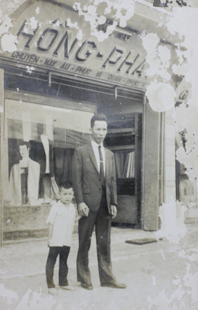 Bức hình chụp ông Sáu Phải, ông nội  anh Hoàng, cũng là người đầu tiên mở  nhà may Hồng Phát trước cửa tiệm  vào khoảng năm 1956.