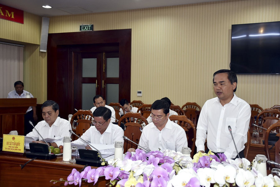 Ông Nguyễn Văn Đặng, Phó Giám đốc Sở KH-ĐT báo cáo tại cuộc họp.