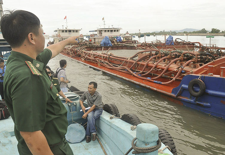 Lực lượng BĐBP tỉnh bắt giữ một phương tiện vận chuyển cát trái phép  bằng đường thủy.