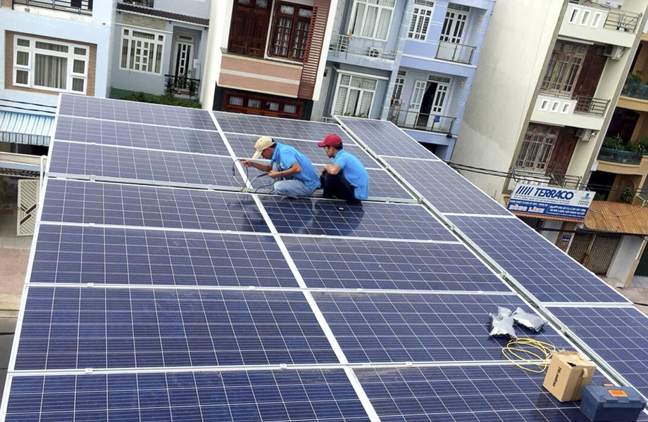 Công ty TNHH Công nghệ xanh Nam Tiến (phường Phước Nguyên, TP.Bà Rịa) lắp đặt điện năng lượng mặt trời áp mái cho khách hàng tại TP.Bà Rịa. Ảnh: ĐÔNG HIẾU