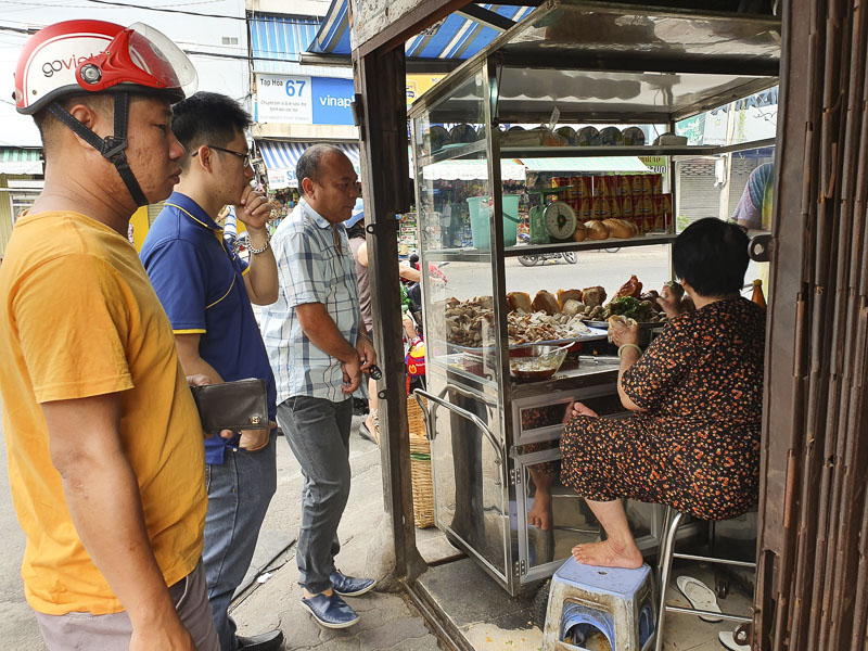 Khách xếp hàng chờ mua bánh mì tại tiệm bánh mì không tên (56, Lý Thường Kiệt, TP.Vũng Tàu).