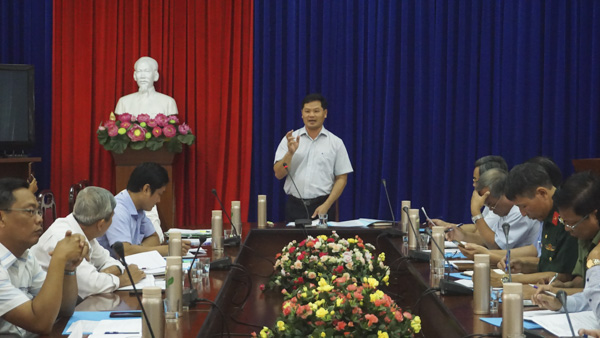 Ông Lê Thanh Liêm, Phó Chủ tịch UBND huyện Châu Đức chủ trì cuộc họp nghe báo cáo tiến độ hoàn thành xã nông thôn mới giai đoạn 2016-2020.