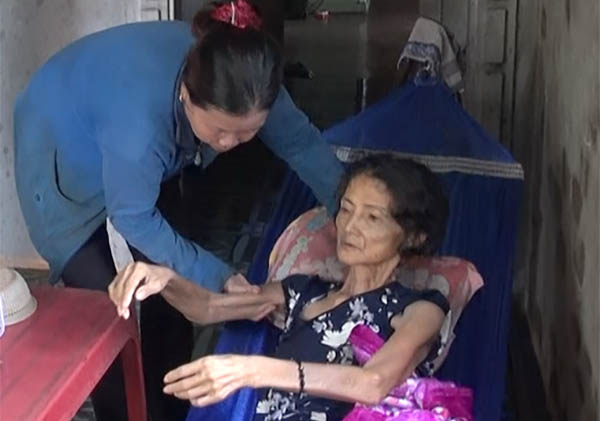 Trong lúc con trai đi làm thuê, cháu nội đi học, bà Bùi Thị Thái được hàng xóm thăm hỏi, giúp đỡ trong sinh hoạt.