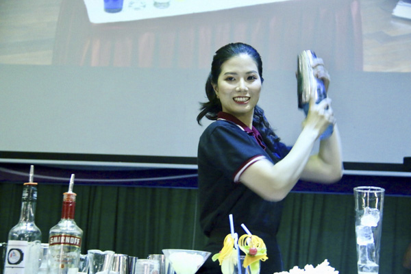 Đỗ Thị Hoài Thương trình diễn pha chế cocktail tại Tuần lễ Kỹ năng nghề Australia tại Việt Nam.