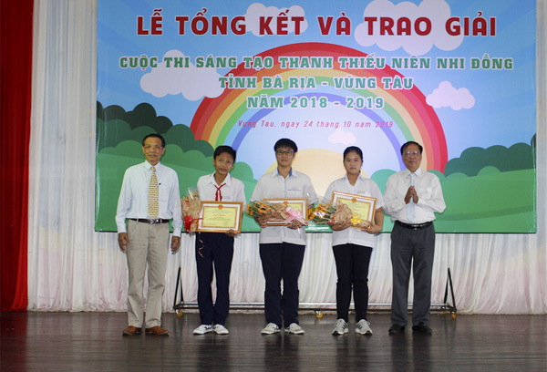 Ông Trường Thành Công, Chủ tịch Liên hiệp các Hội Khoa học và kỹ thuật tỉnh (ngoài cùng bên trái) và ông Nguyễn Ngọc Nguyện, Phó Chủ tịch Liên hiệp các Hội Khoa học và kỹ thuật tỉnh (ngoài cùng bên phải) trao giải Nhất cho các tác giả, nhóm tác giả.