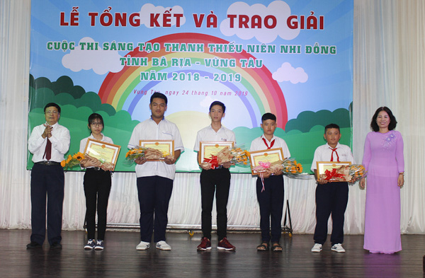Ông Hoàng Văn Qúy, Phó Chủ tịch Liên hiệp các Hội Khoa học và kỹ thuật tỉnh và bà Huỳnh Thị Liên, Phó Giám đốc Đài PT-TH tỉnh trao giải Nhì cho các tác giả, nhóm tác giả.