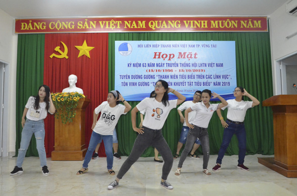 Chị Duy Phúc (trên cùng) và nhóm nhảy trong bài múa tại buổi họp mặt do Hội LHTN TP. Vũng Tàu tổ chức.
