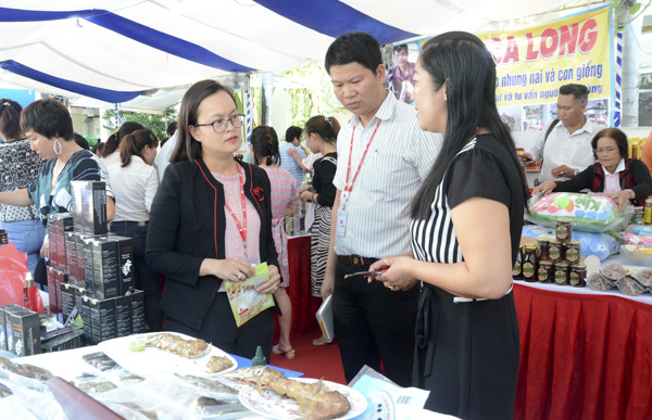 Đại diện Siêu thị Lotte Mart Vũng Tàu tìm hiểu sản phẩm cá thác lác của HTX Hậu Giang tại chương trình trưng bày, giới thiệu sản phẩm và kết nối giao thương các tỉnh khu vực phía Nam năm 2019.