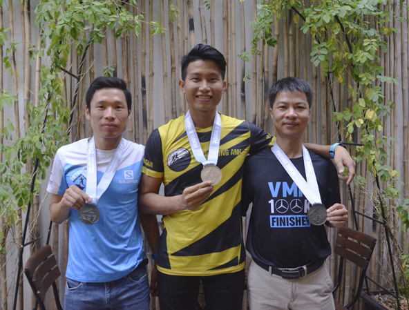 Bộ 3 VĐV đến từ Bà Rịa-Vũng Tàu hoàn thành cự ly 100km tại giải Marathon leo núi Việt Nam 2019 (từ trái qua): Hồng Phong, Phương Anh, Trần Liển.