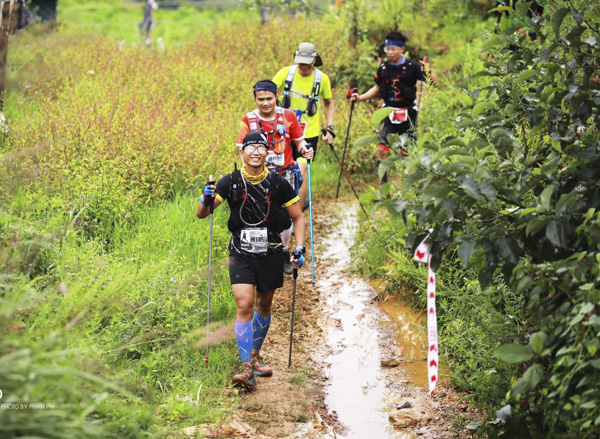 Anh Bùi Phương Anh (đi đầu) trên đường chạy cự ly 100km tại giải Vietnam Moutain marathon 2019.  Ảnh: CTV