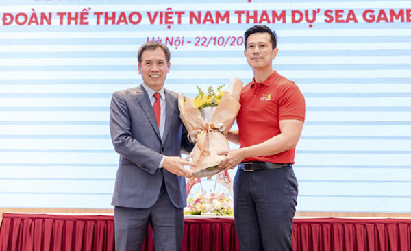 Ông Trần Đức Phấn (trái) tại lễ công bố nhà tài trợ cho đoàn thể thao  Việt Nam tham dự SEA Games 2019.