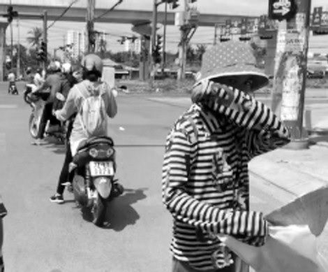 Trẻ em bị lùa ra đường ăn xin.