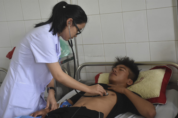 Bác sĩ thăm khám cho một bệnh nhân đang điều trị SXH tại Khoa Nội, BV Lê Lợi. 