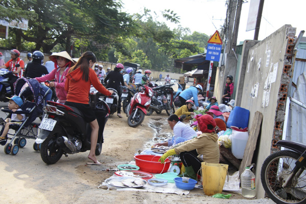 Người dân buôn bán lấn chiếm lòng lề đường Đô Lương.