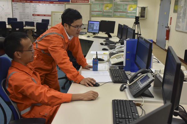 Kỹ sư PV Gas thực hiện kiểm tra, kiểm soát tại phòng điều khiển của Nhà máy khí Dinh Cố.