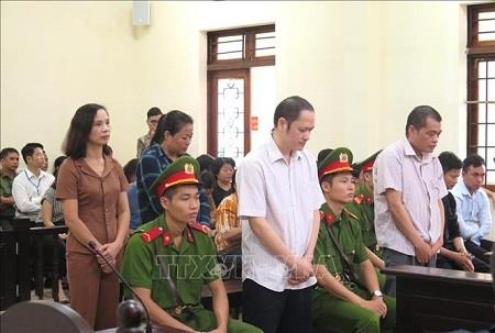 Các bị cáo tại phiên tòa sáng 25/10
