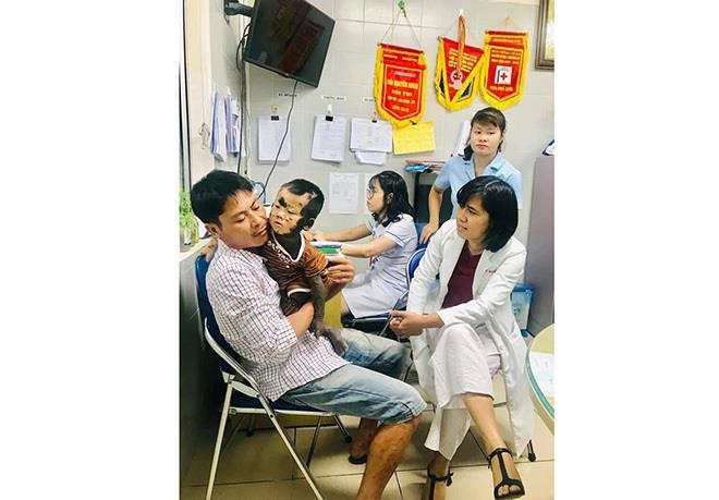 TS.BS Phạm Thị Việt Dung đang khám cho bé Đà.