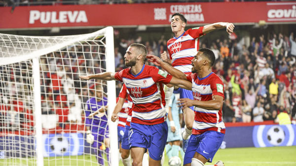 Các cầu thủ Granada mừng bàn thắng trong trận gặp Osasuna ở vòng 9 La Liga.