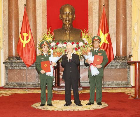 Tổng Bí thư, Chủ tịch nước Nguyễn Phú Trọng trao Quyết định thăng quân hàm Thượng tướng cho đồng chí Trần Quang Phương và đồng chí Đỗ Căn. Ảnh: Trí Dũng