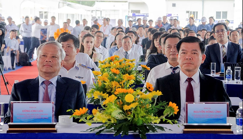 Ông Uông Chu Lưu, Ủy viên hành Trung ương Đảng, Phó Chủ tịch Quốc hội (bên trái) và ông Nguyễn Hồng Lĩnh, Ủy viên Trung ương Đảng, Bí thư Tỉnh ủy, Chủ tịch HĐND tỉnh BR-VT tham dự buổi lễ.