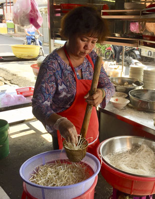 Bà Nguyễn Thị Tuyết Phương chuẩn bị nguyên liệu phục vụ thực khách. Ảnh: HỒNG PHƯƠNG