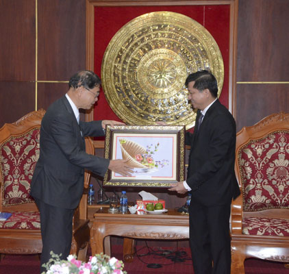 Ông Trần Văn Tuấn, Phó Chủ tịch UBND tỉnh (bên phải) tặng quà lưu niệm cho ông Matsubara Hidenori.