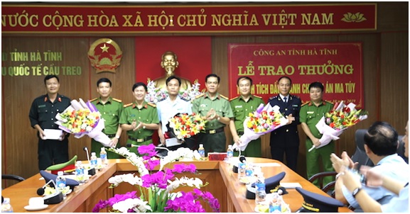 Tặng hoa và trao thưởng cho các đơn vị có thành tích xuất sắc trong thực hiện các chuyên án ma túy