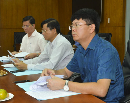 Ông Nguyễn Thanh Tịnh (ngoài cùng, bên phải) và ông Trần Văn Tuấn (giữa), Phó Chủ tịch UBND tỉnh tham dự cuộc họp.