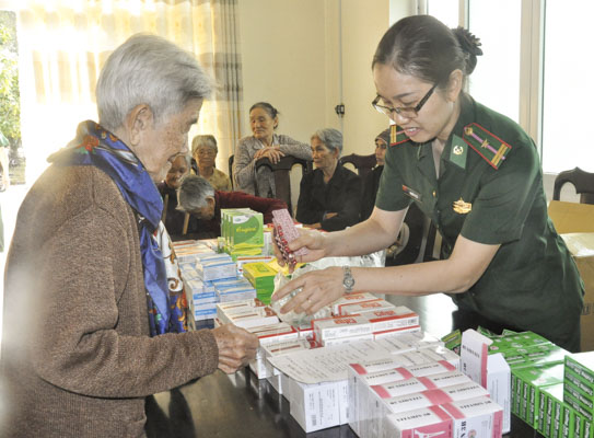 Quân y BĐBP tỉnh khám bệnh, cấp thuốc miễn phí cho người dân xã Phước Thuận, huyện Xuyên Mộc.