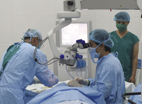 Các bác sĩ phẫu thuật mắt cho bệnh nhân tại BV Mắt tỉnh (ảnh minh họa).