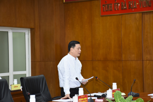 Ông Nguyễn Thành Long, Ủy viên Ban Thường vụ Tỉnh ủy, Quyền Chủ tịch UBND tỉnh phát biểu tại cuộc họp.