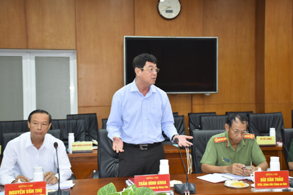 Ông Trần Đình Khoa, Ủy viên Ban Thường vụ Tỉnh ủy, Bí thư Thành ủy Vũng Tàu phát biểu tại cuộc họp.
