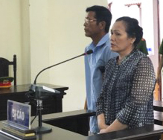 Bị cáo Nguyễn Thị Kim Anh và bị cáo Nguyễn Văn Hoàng tại phiên tòa  ngày 30/10.