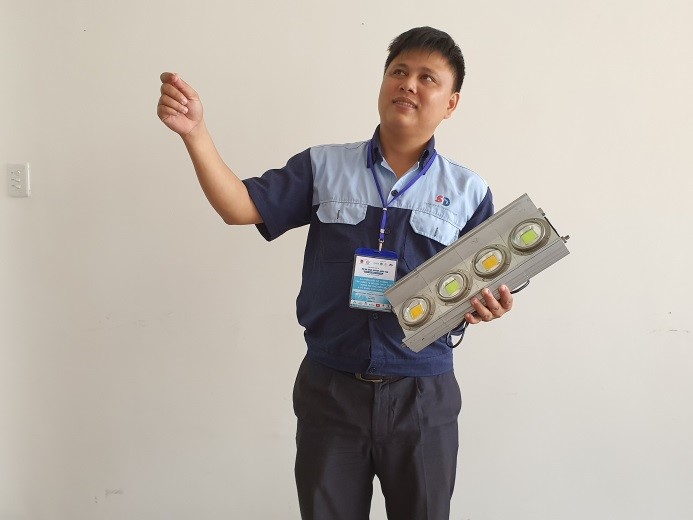 Anh Trần Thái Sơn thuyết trình dự án “Đèn led cho tàu cá”.