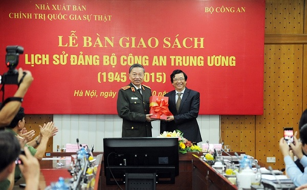 Đồng chí Phạm Chí Thành, Tổng Biên tập Nhà xuất bản Chính trị quốc gia Sự thật bàn giao cuốn sách “Lịch sử Đảng bộ Công an Trung ương (1945-2015)” cho Bộ trưởng Bộ Công an Tô Lâm.