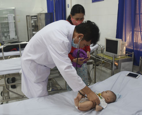 Bác sĩ thăm khám cho một bệnh nhi tại phòng cấp cứu, Bệnh viện Lê Lợi.