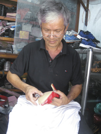 Ông Phạm Thanh Nhân đã 37 năm gắn bó với nghề làm giày, dép. Ảnh: NGUYỄN NGỌC TRÂN