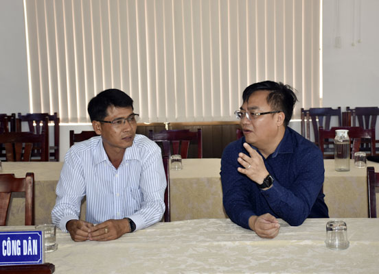 Ông Hoàng Vũ Thảnh, Phó Chủ tịch UBND TP. Vũng Tàu trao đổi với đại diện hộ ông Đinh Thiên Lý.