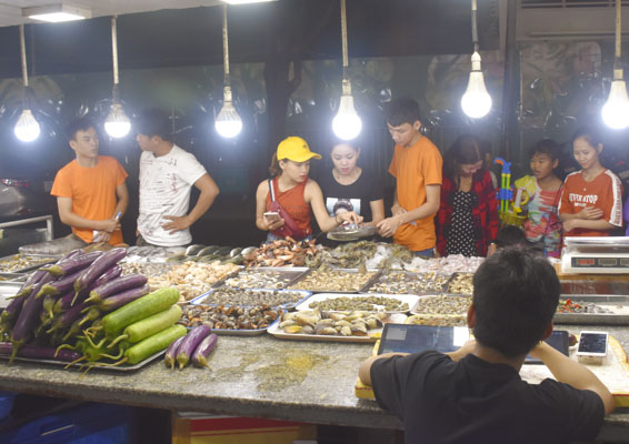 Thực khách chọn hải sản tại gian ẩm thực Cô Thi trong phố ẩm thực an toàn Chợ Du lịch Vũng Tàu.