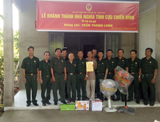 Các đồng đội chúc mừng và trao quà  CCB Trần Thành Long.