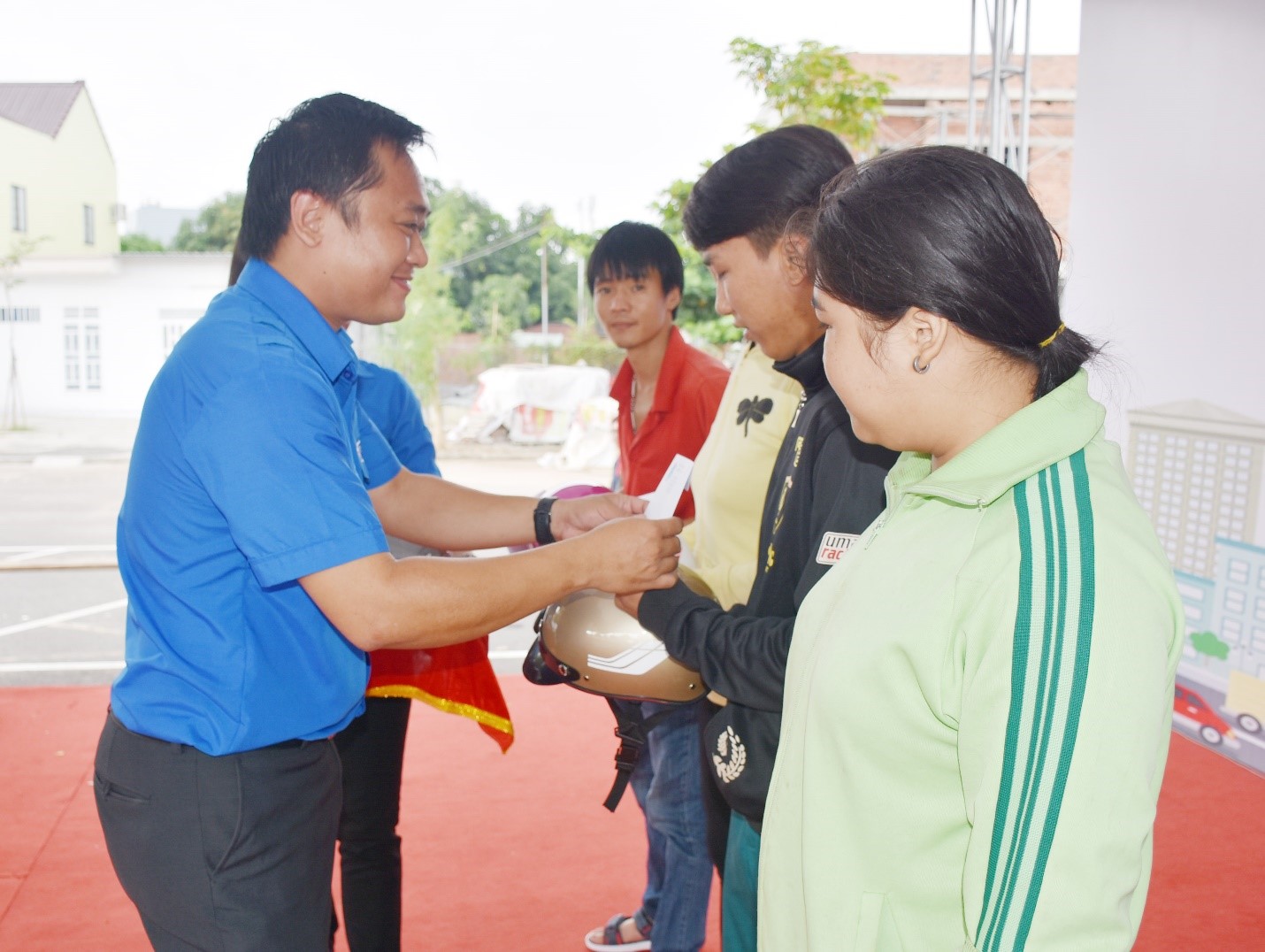 Anh Nguyễn Minh Triết, Phó Bí thư Tỉnh Đoàn, Chủ tịch Hội LHTN tỉnh trao quà cho gia đình các nạn nhân bị TNGT.