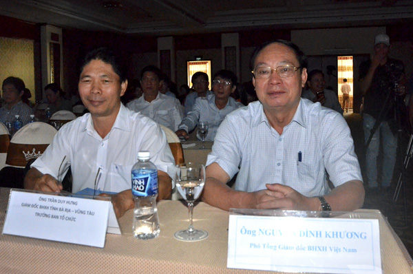 Ông Nguyễn Đình Khương, Phó Tổng Giám đốc BHXH Việt Nam (bên phải) và ông Trần Duy Hưng, Giám đốc BHXH Bà Rịa-Vũng Tàu dự hội thi.