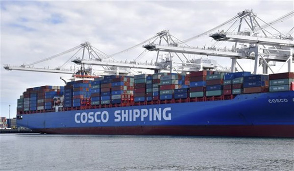 Container hàng Trung Quốc chờ được bốc dỡ tại cảng Long Beach ở Los Angeles, Mỹ.