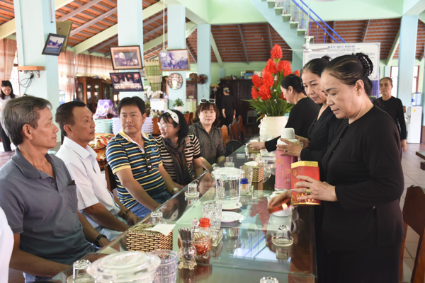 Du khách  TP. Hồ Chí Minh đến thăm Nhà lớn Long Sơn.